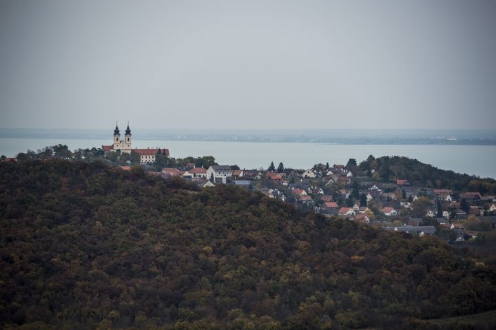 Tihany, 2016. november 2. A Tihanyi apátság és a Balaton látképe az újonnan átadott Õrtorony kilátóból Tihanyban 2016. november 2-án. MTI Fotó: Bodnár Boglárka