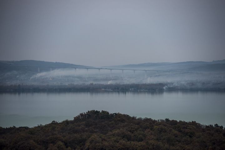 Tihany, 2016. november 2. A Kõröshegyi völgyhíd és a Balaton látképe az újonnan átadott Õrtorony kilátóból Tihanyban 2016. november 2-án. MTI Fotó: Bodnár Boglárka