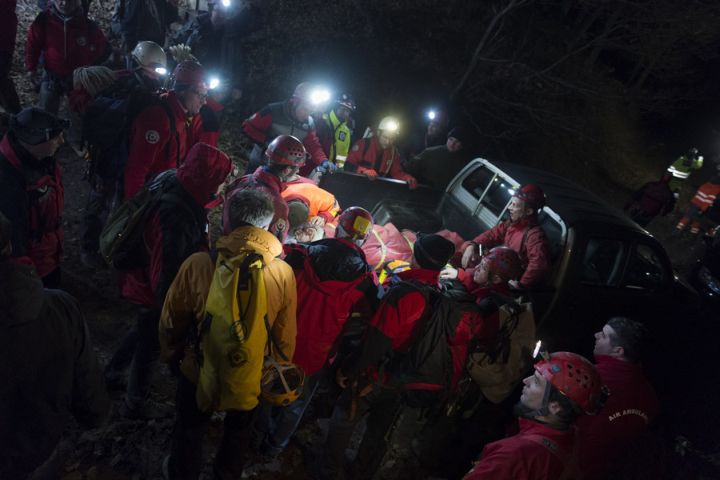 Balesetet szenvedett turistát ment a Magyar Barlangi Mentőszolgálat, a Katasztrófavédelem és a Pest Megyei Kutató-mentő szolgálat tagjai a Pilisben a Vadálló köveknél.