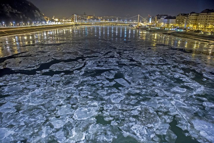 Jégzajlás a Dunán Budapesten 2017. január 8-ra virradó éjjel. - MTI Fotó: Lakatos Péter