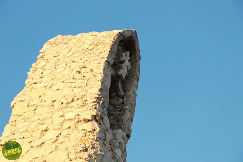 A kőkereszt ábrázolása a kápolna egyik tornyán - Fotó: Gribek Dániel